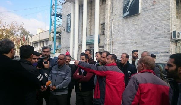 تجمع هواداران ناراضی تیم فوتبال سپیدرود با حضور در مقابل هیأت فوتبال استان گیلان 