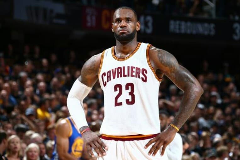 بسکتبال NBA؛ لبران جیمز و چند تن از بازیکنان کلیولند، از حضور در هتل برند دونالد ترامپ سر باز زدند