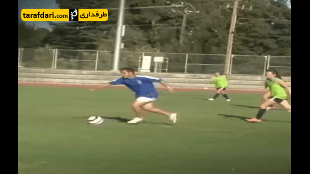 ویدیو؛ خواستگاری کردن به شکل عجیب در زمین فوتبال