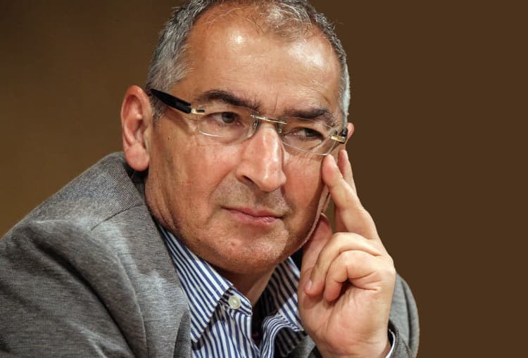 صادق زیباکلام: هواداران تیم ملی فوتبال ایران نژادپرست هستند؛ به پیروزی تیم ملی افتخار نمی کنم