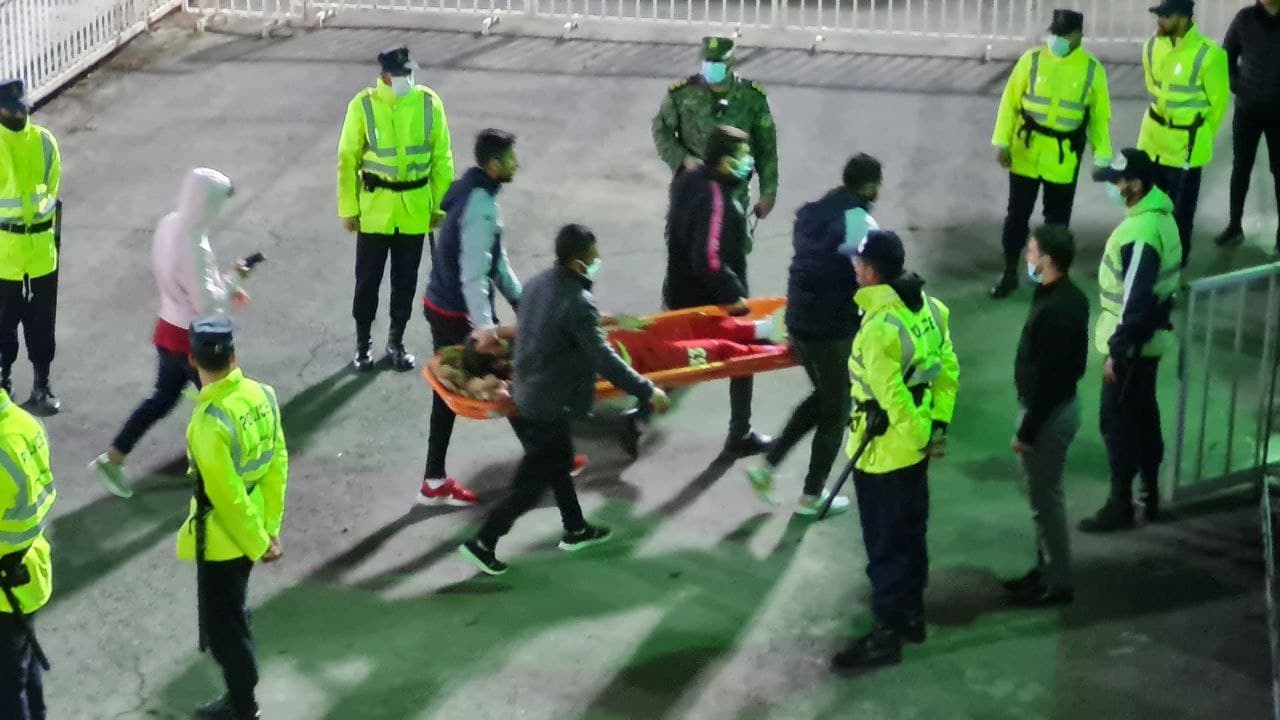 خروج محمد عباس زاده از ورزشگاه بنیان دیزل با برانکارد