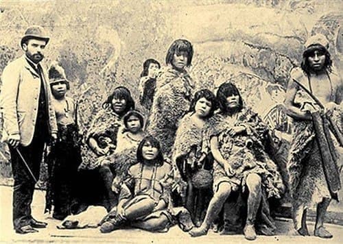 تصویر متعلق به یک تاجر فرانسوی است که در اواخر قرن نوزدهم میلادی تعدادی از بومیان آمریکای جنوبی را به بند کشیده و برای تماشای عموم به باغ وحش پاریس آورده است