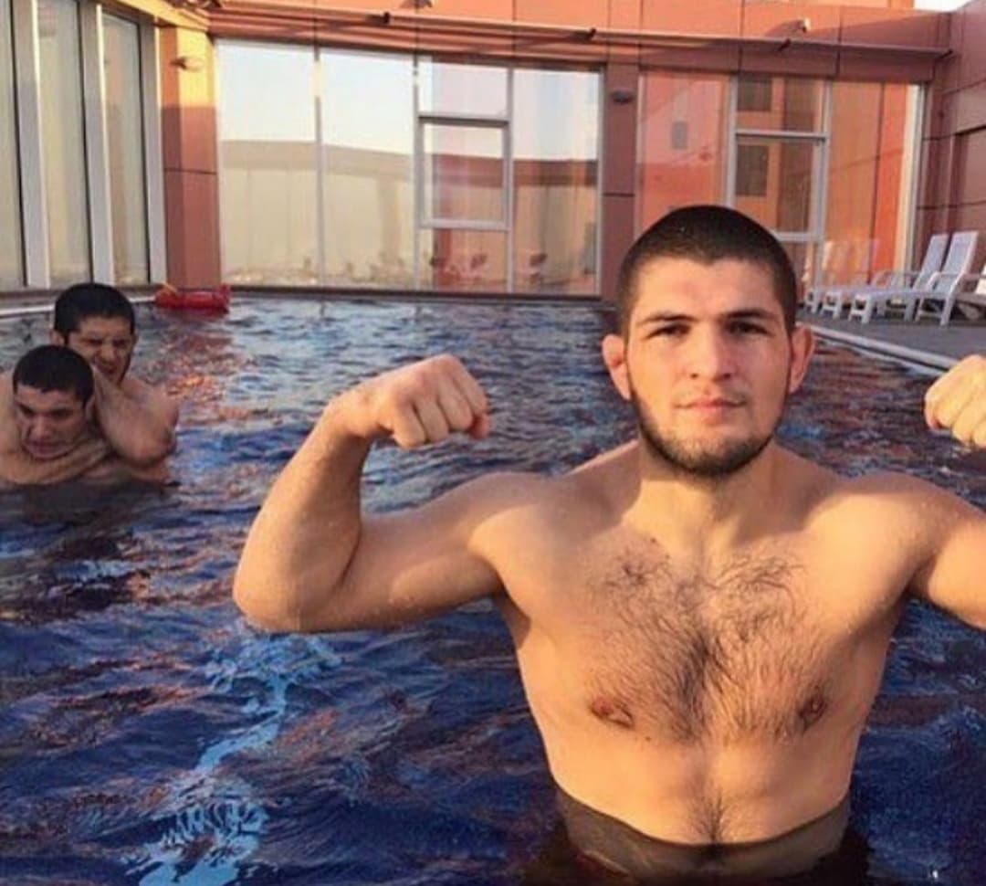 ? عکس عجیب حبیب نورماگومدوف و دوستانش در استخر! (+عکس)