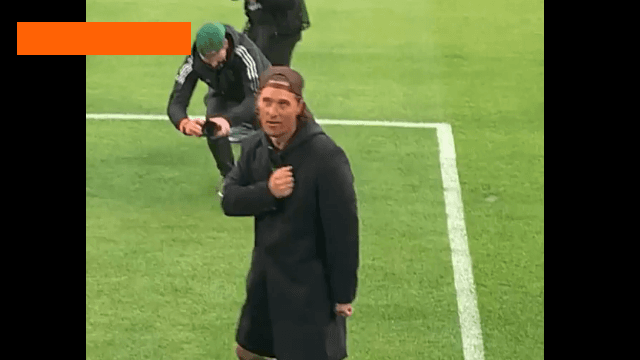 همراهی تماشاگران  با حرکت متیو مک کانهی بازیگر مشهور و  مالک باشگاه Austin FC از سکانس معروفش در فیلم  Wolf of Wall street  / فیلم