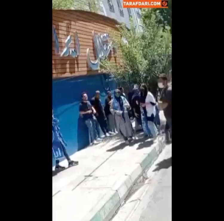 تجمع هواداران استقلال مقابل باشگاه در اعتراض به بلاتکلیفی سرمربی / فیلم