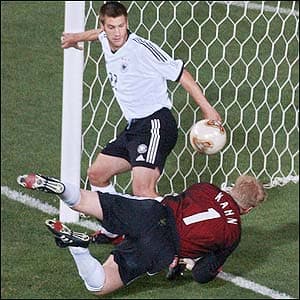 صحنه ی بحث برانگیز جام جهانی 2002