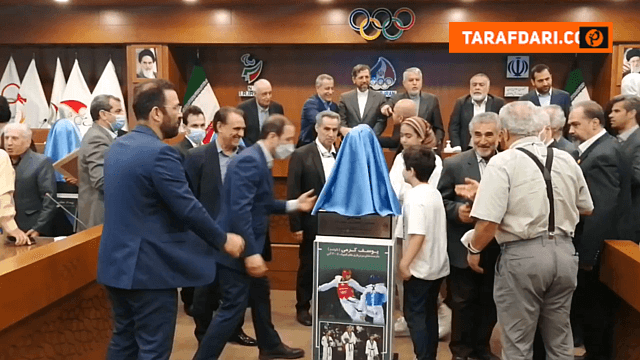 لحظه رونمایی از سردیس یوسف کرمی با حضور وزیر ورزش و جوانان و فرزندانش / فیلم