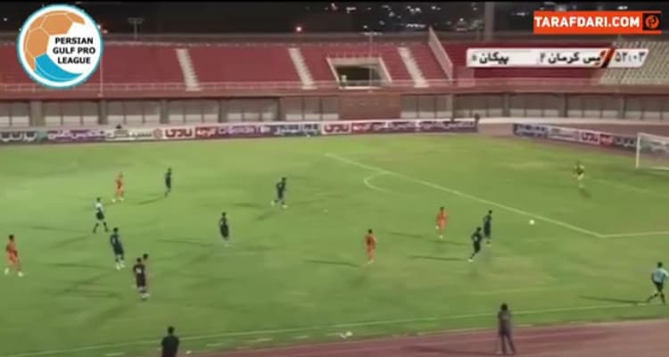 اشتباه عجیب دروازه بان تیم پیکان مقابل مس کرمان / فیلم