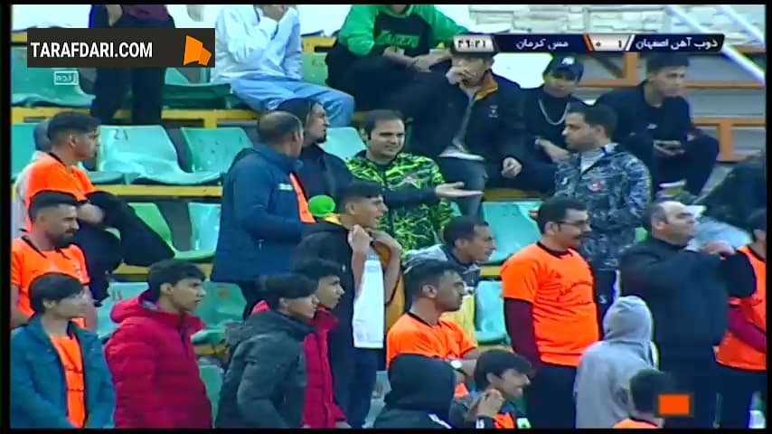 حضور فرزاد حسین خانی، سرمربی مس کرمان در میان تماشاگران باعث توقف بازی ذوب آهن و مس کرمان شد! / فیلم
