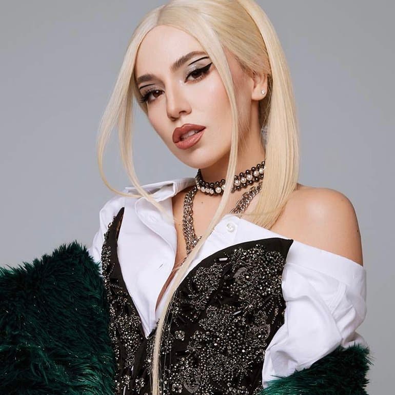 آهنگ In The Dark از Ava Max 