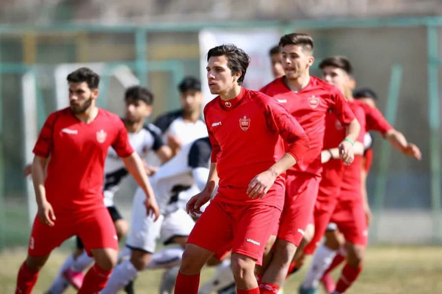 شکست امیدهای پرسپولیس، استقلال را قهرمان کرد