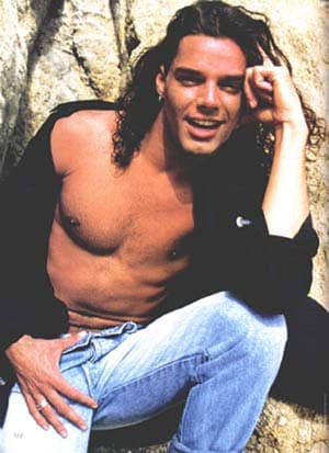 دانلود آهنگ  Livin' La Vida Loca از Ricky Martin با ترجمه و متن 