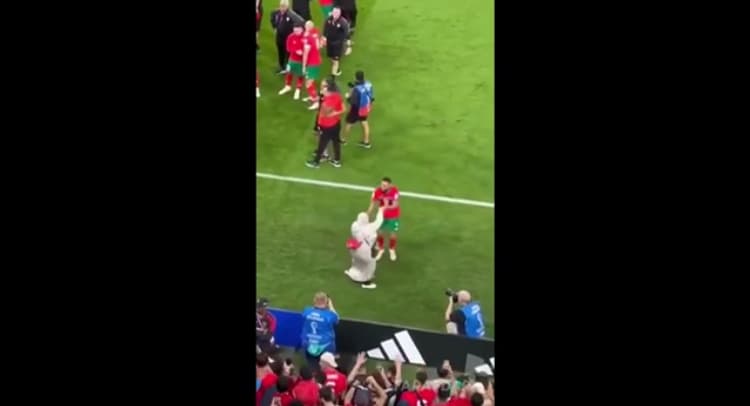 شادی سوفیان بوفال به همراه مادرش پس از پیروزی مقابل پرتغال / فیلم