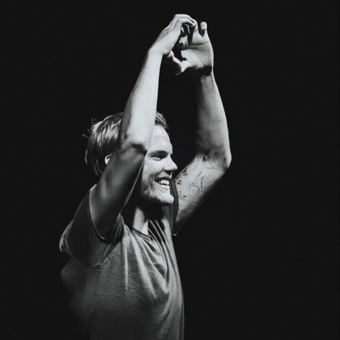 دانلود آهنگ Avicii - Addicted To You