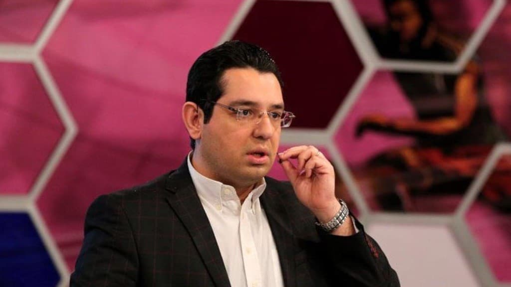 هواداران پرسپولیس علیه مجری فوتبال برتر؛ فقط فتوا می دهد و نمی خواهد جام بگیریم!