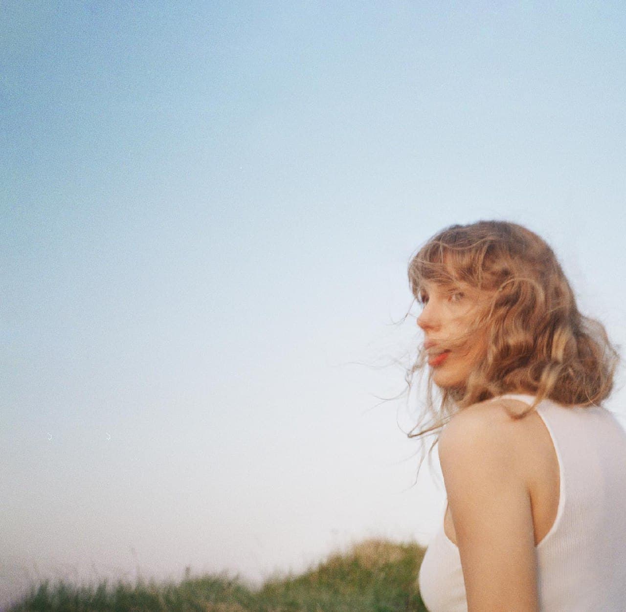 دانلود آهنگ جدید Taylor Swift به نام Out Of The Woods (Taylor's Version) به همراه متن و ترجمه