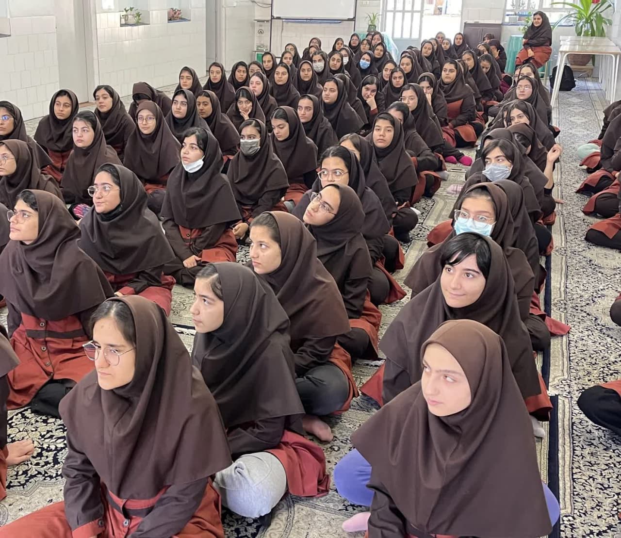 مشکل نسل دانش آموزان ما این است که فکر می کنند بهتر از معلم می دانند این حملات به معلمان فقط آسیب بیشتر به دانش آموزان میشود