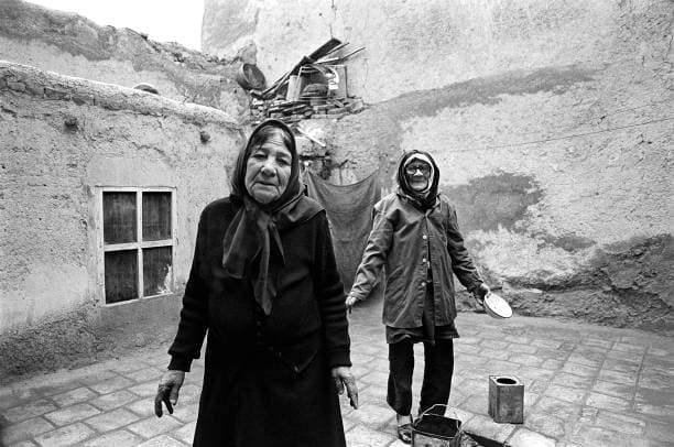 دو زن مسن در حیاط خانه خود در یکی از کانکس‌های جنوب تهران، سال ۱۳۵۸