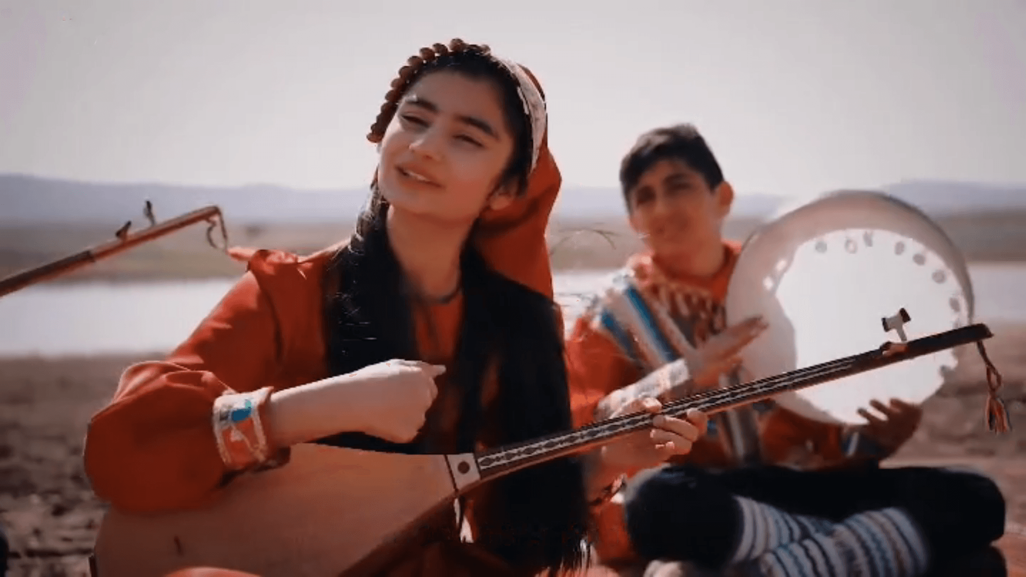 دانلود + ترجمه آهنگ داییک (مادر) از ستایش صادق زاده 320p