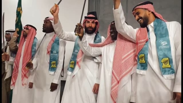 کریم بنزما و انگولو کانته با شمشیر و لباس عربی / فیلم