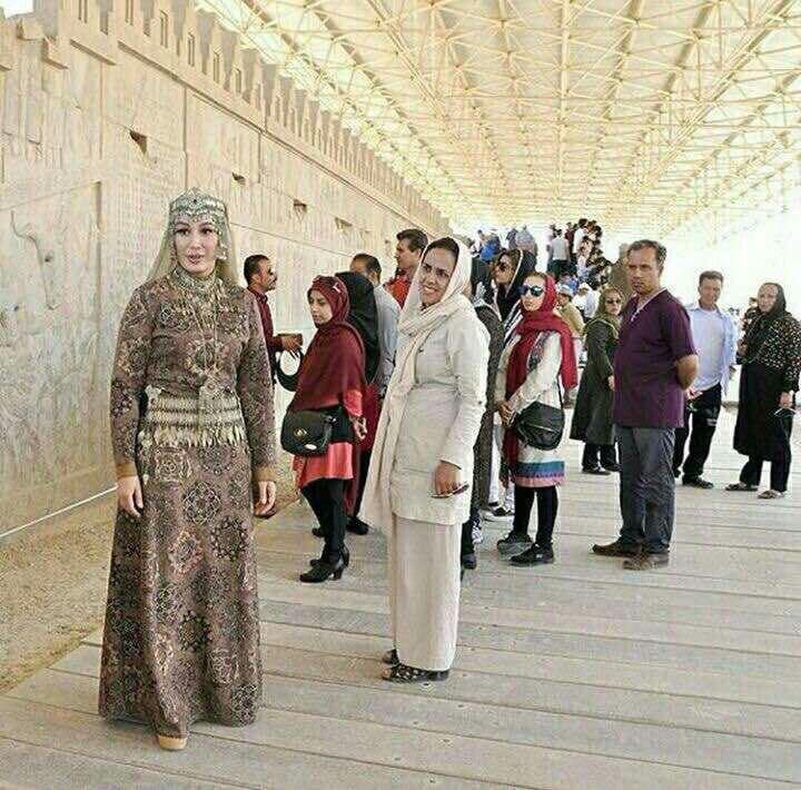 ???بانوی ایرانی با جامه زیبای هخامنشی در تخت جمشید???