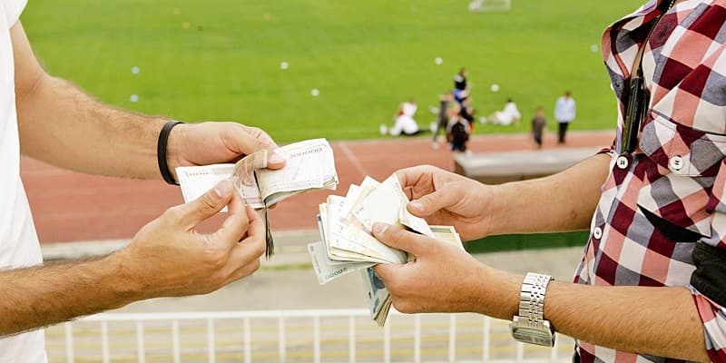 کمین دلال ها در اطراف ورزشگاه آزادی؛ وجدان کیلو چند؟