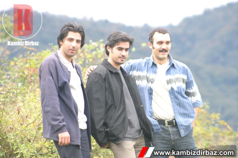 کامبیز دیرباز و شهاب حسيني و حمید گودرزی در سریال تب سرد، آغاز تصویربرداری: ۱۰ مرداد ۱۳۸۲ پایان تصویربرداری؛ ۲۸ بهمن ۱۳۸۲