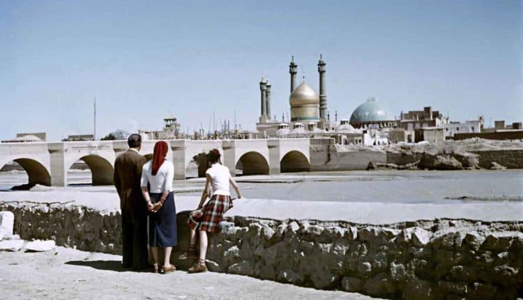 خانواده یک مستشار امریکایی در کنار رودخانه قم و پل آهنچی ۱۹۵۵ میلادی ۱۳۳۴ شمسی