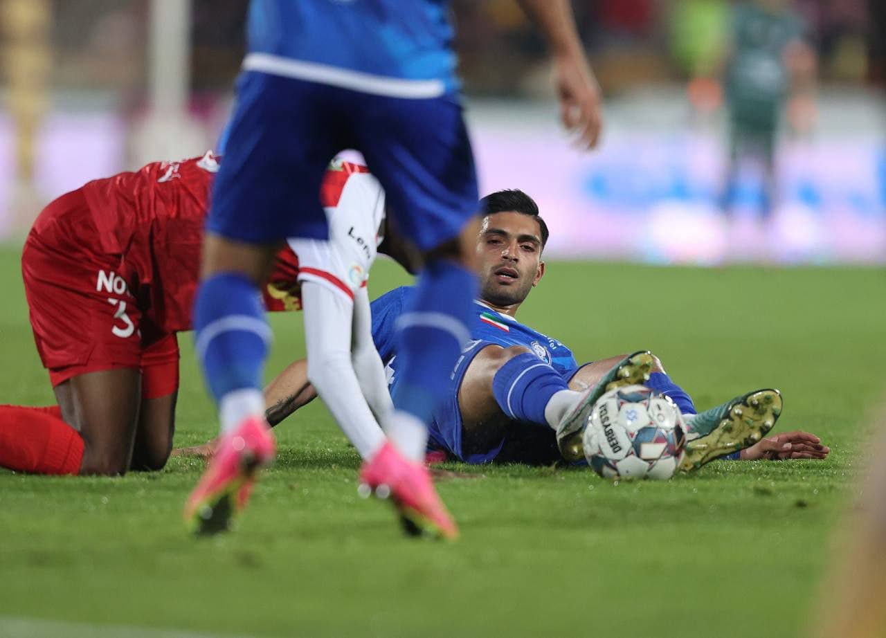 واگذاری پرسپولیس به 4 بانک، استقلال به یک هلدینگ