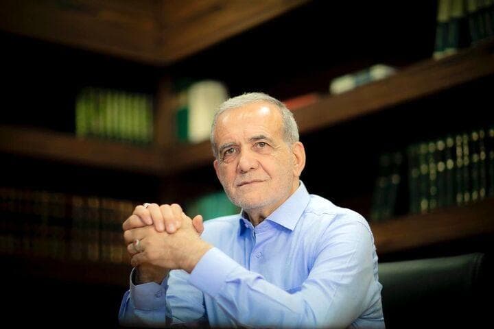 رابطه رییس جمهور جدید با ورزش؛ روزی که مسعود پزشکیان مقابل استقلالی‌ها پا به توپ شد! + عکس