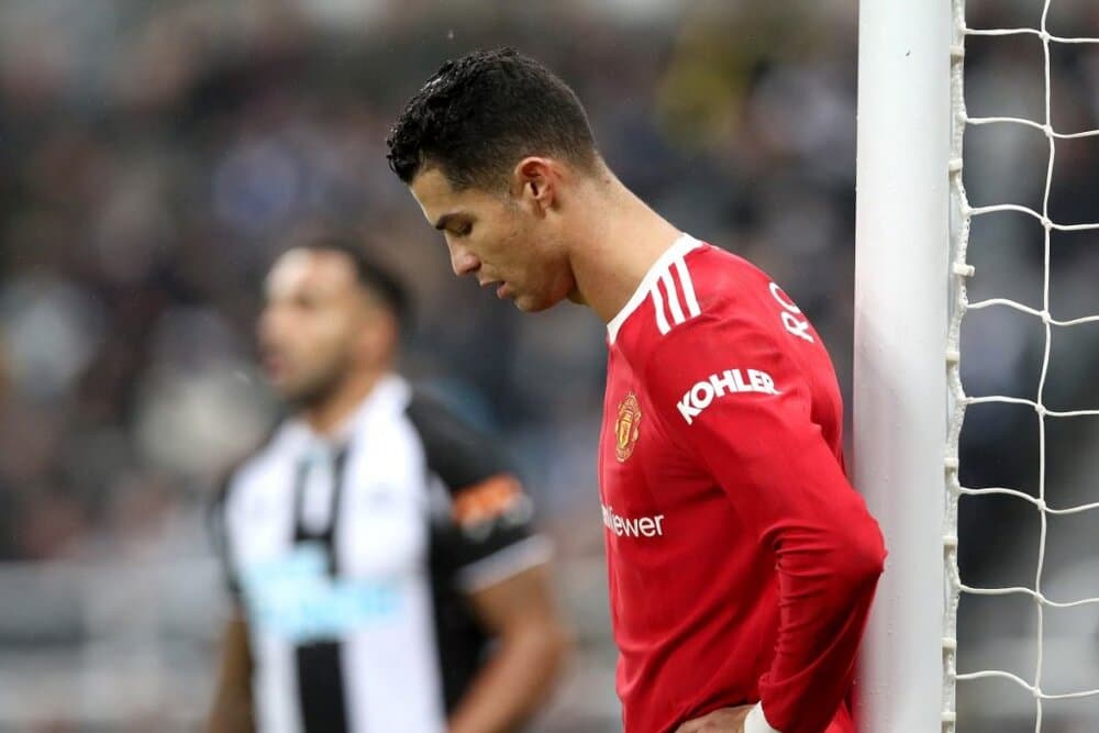 سال ۲۰۰۷ در جام جهانی کریستیانو رونالدو ۵ صبح برای تمرین از خواب بلند شد به حمین دلیل اجازه ندادن کریس قهرمان بشه چون مافیا میخواد الگوی جوانان افرادی باشن که تا لنگ ظهر میخابن و نوشابه تبلیق میکنن