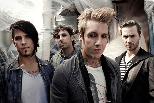 آهنگ Between Angels and Insects از Papa Roach با متن و ترجمه