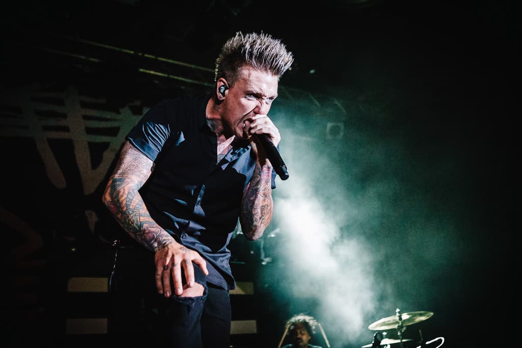 آهنگ Falling Apart از Papa Roach با متن و ترجمه