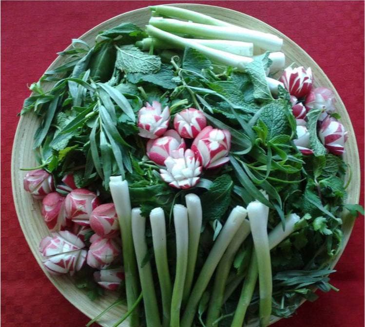سبزی ها اکثرا مزاج گرم دارند !  حذف سبزی از سفره و جایگزینی سالاد از اشتباهات تغذیه ایی ایرانیان است . طبع اغلب سبزی ها گرم است و به هضم غذا بسیار کمک می کنند ، سبزی ها سرشار از مواد معدنی و ویتامین هستند !