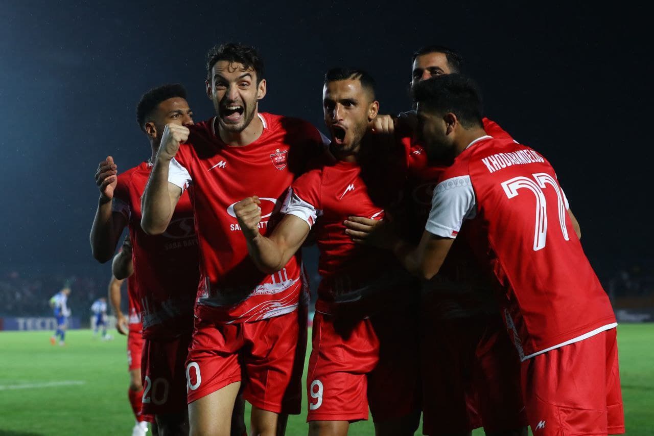 عکس یادگاری بازیکنان استقلال و پرسپولیس در کنار مجید واشقانی