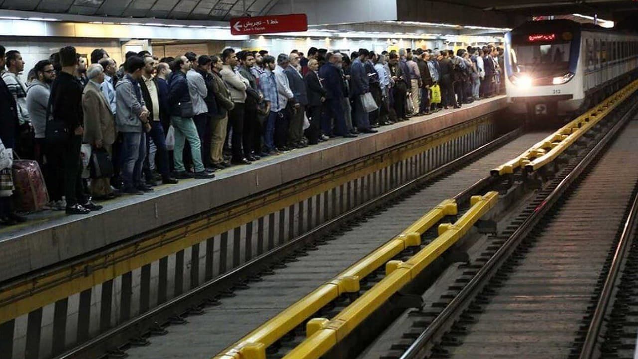 ببینید | وضعیت باورنکردنی متروی تهران / تصویر عجیب از متروی بدون در! 