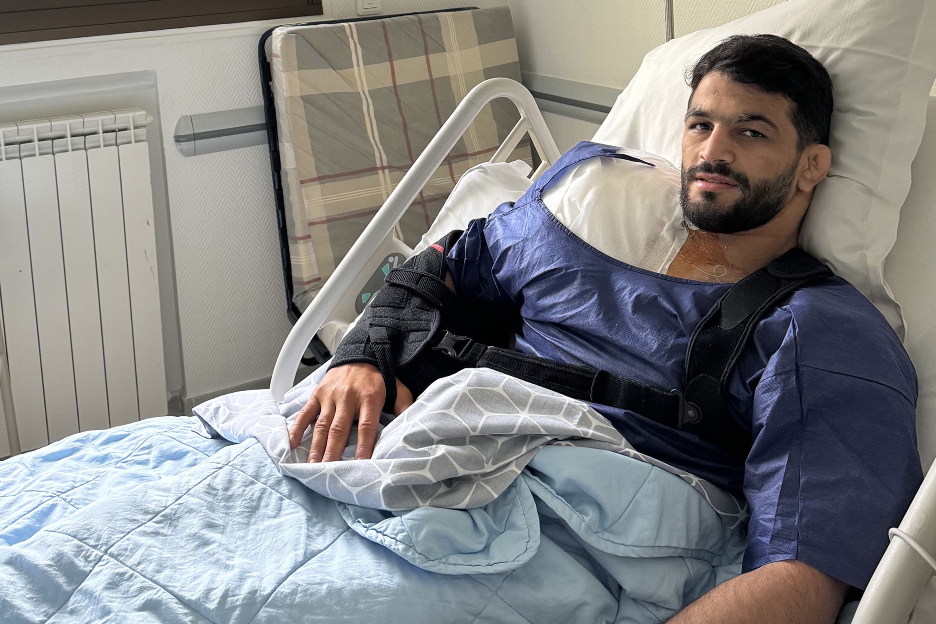 حسن یزدانی کتف خود را جراحی کرد