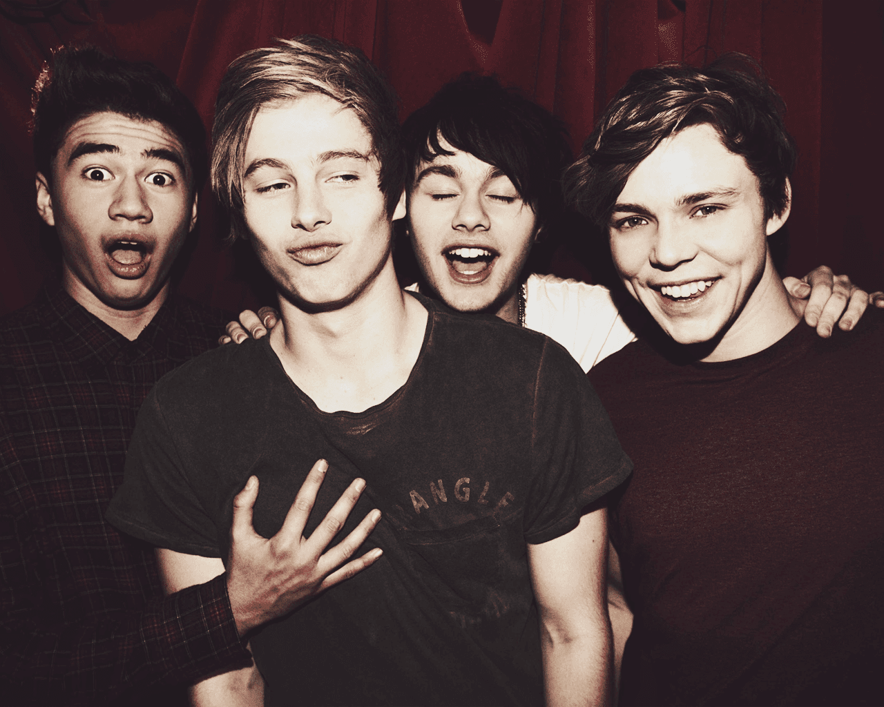 دانلود آهنگ 5Seconds of Summer - English Love Affair + متن و ترجمه