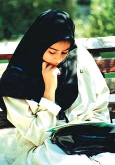 خانمی در حال فکر کردن در تهران سال ۱۳۷۱  عکس: روزنامه همشهری