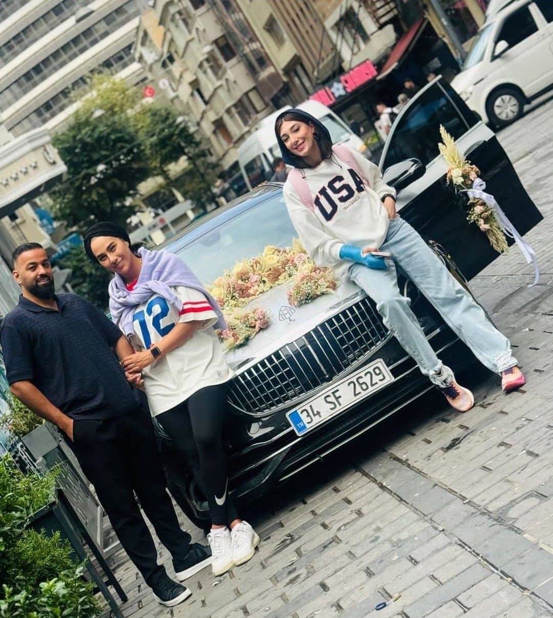 دکتر! مبینا نعمت زاده با لباس USA  در کنار خودروی لوکسش !!!