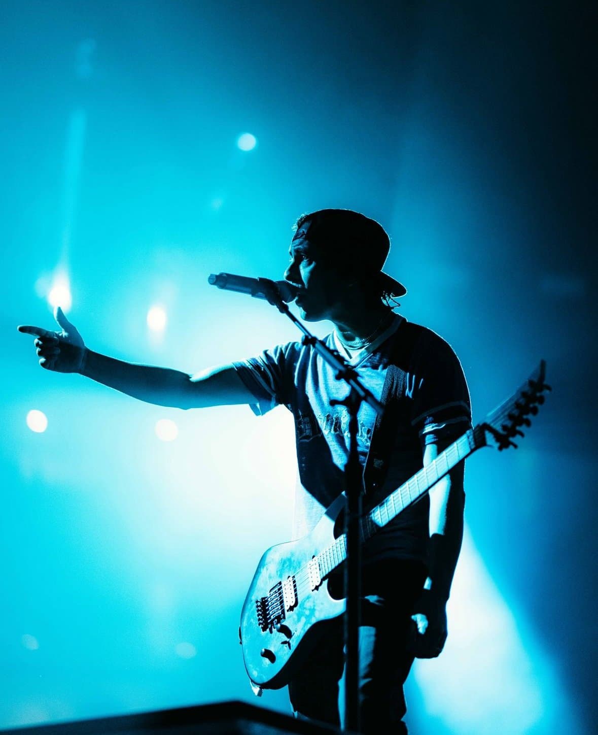 آهنگ I Don't Care If You're Contagious از Pierce The Veil با متن و ترجمه