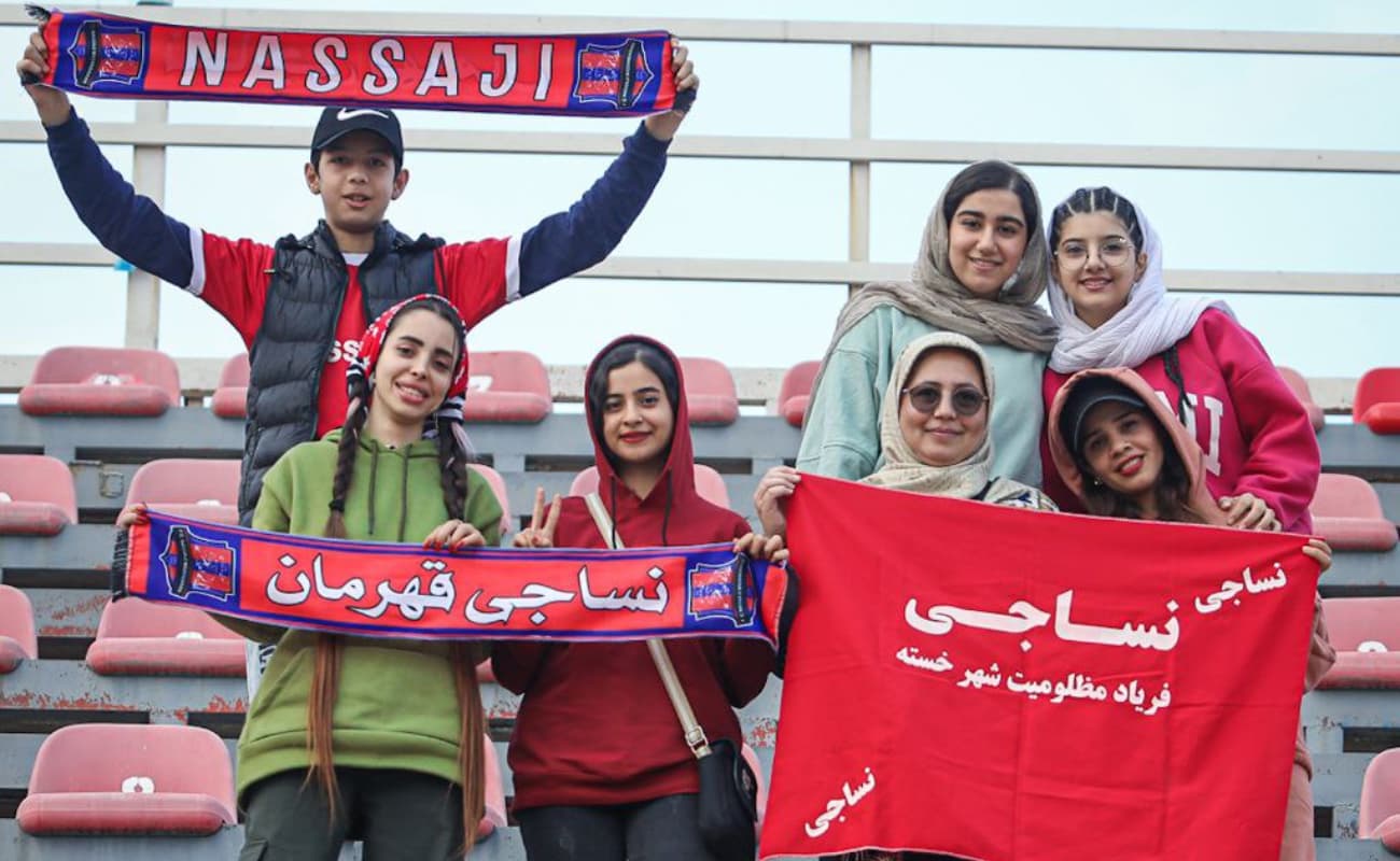 زنان در تمرین نساجی؛ فوتبال با شما زیباتر است / عکس