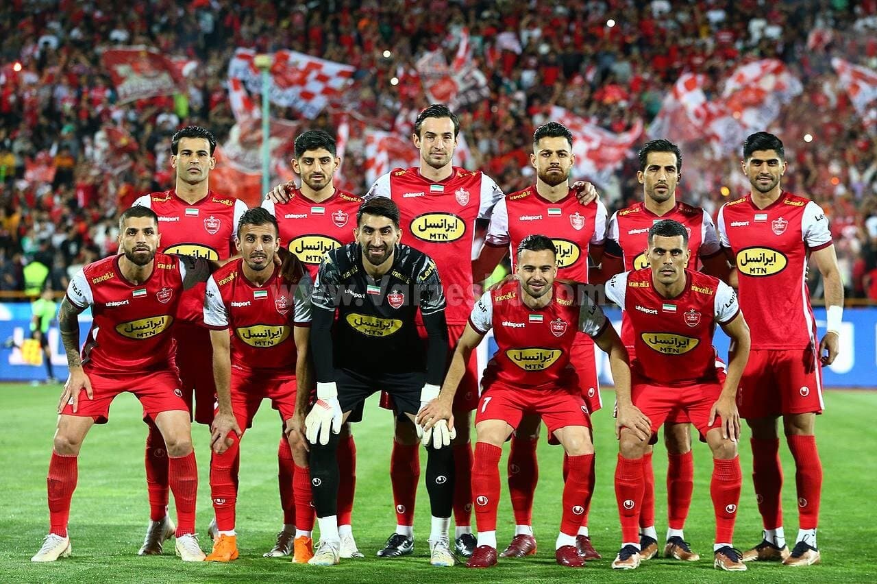 نماز خواندن دو ستاره خارجی پرسپولیس در فرودگاه دبی