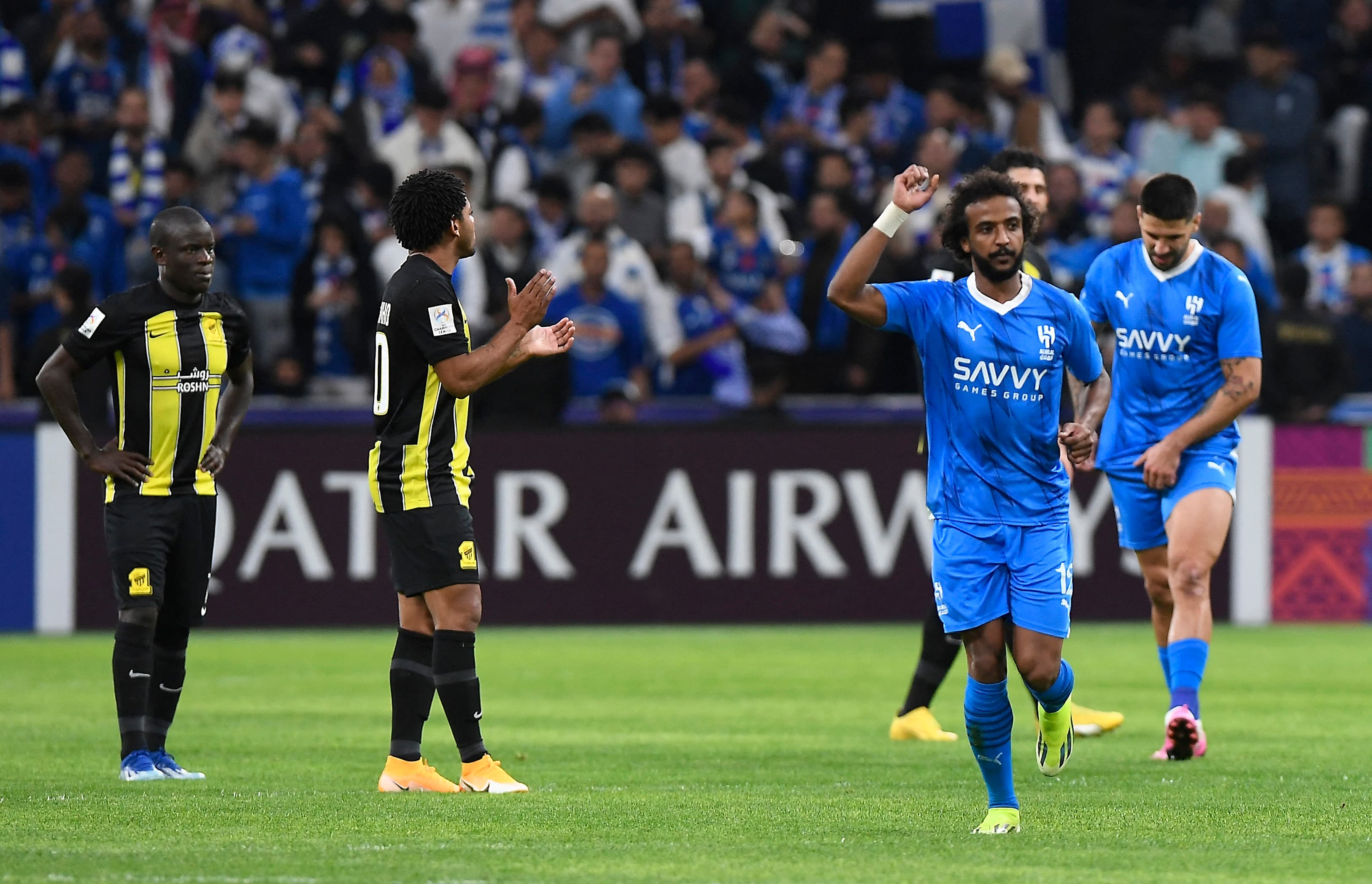 طرح جذاب هواداران الاتحاد برای بازی الهلال با استفاده از متن آهنگ کندریک لامار / عکس