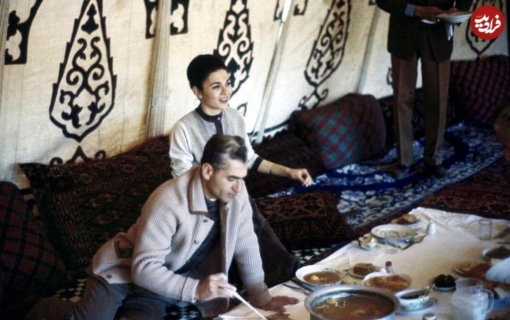 سفر به تاریخ ایران در دهه‌های گذشته با دیدن یک تصویر: محمدرضا شاه و فرح در حال آبگوشت خوردن در چادر عشایر در حوالی سال 1340