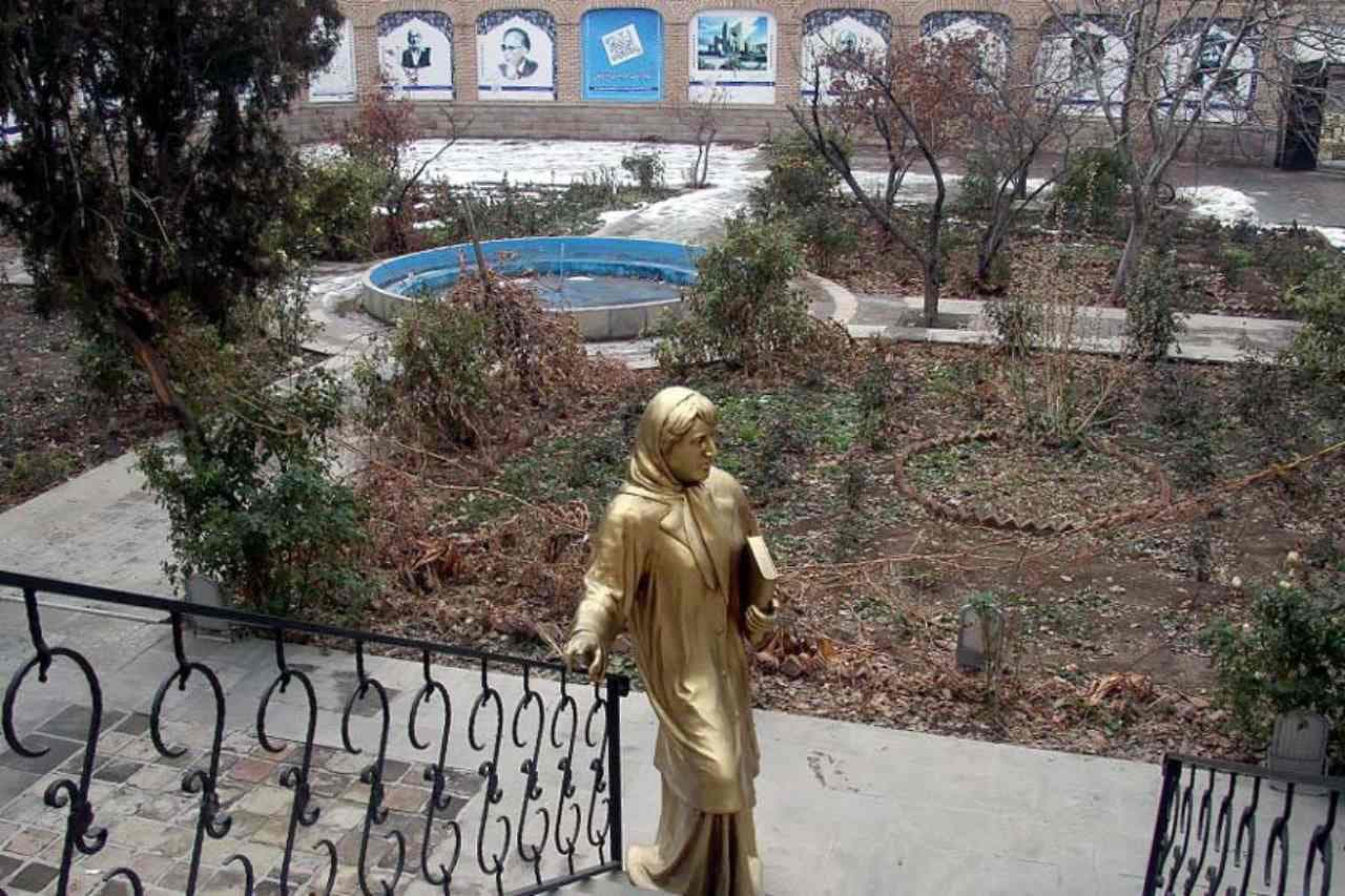 پروین اعتصامی در پوستر باشگاه گل گهر برای بازی با تراکتور