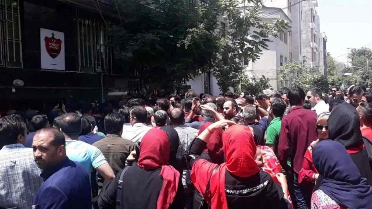 تجمع جنجالی در پرسپولیس؛ شعار هواداران علیه علی پروین، درویش و چند بازیکن