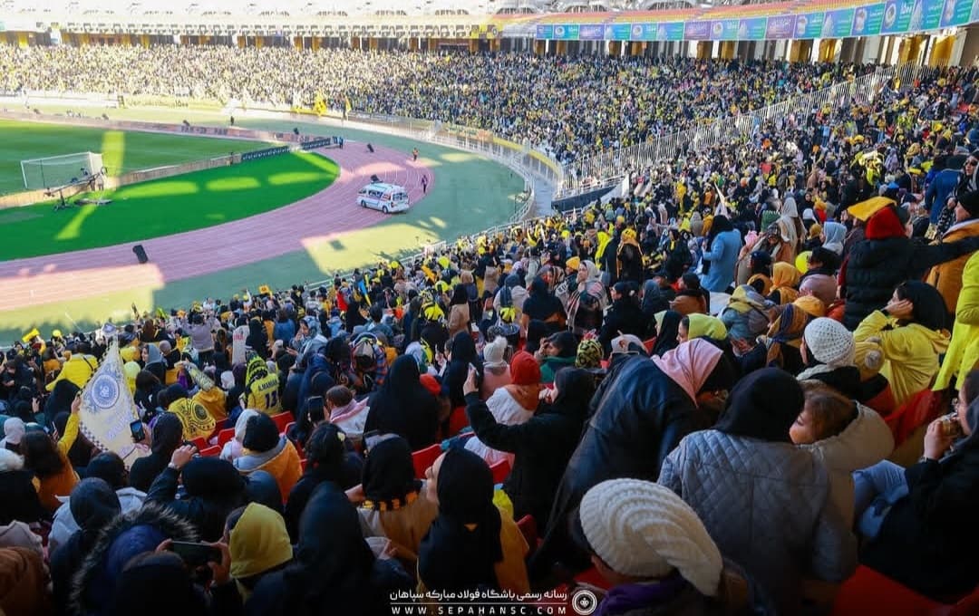 بازی تاریخی سپاهان و پرسپولیس؛ زمانی که فقط زنان به ورزشگاه رفتند