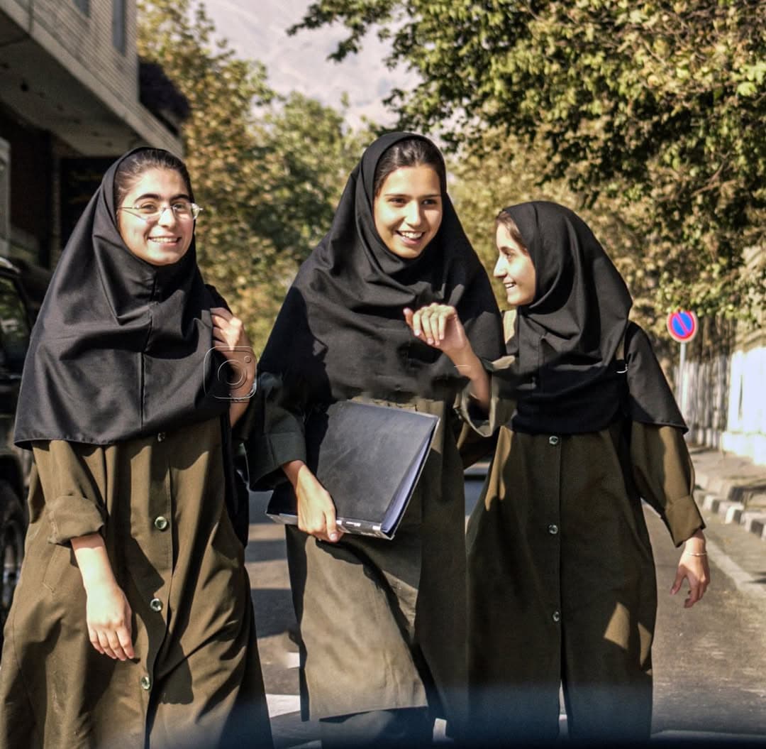 دختران محله‌‌ فرمانیه‌ تهران – ۶ مهر ۱۳۸۱ (فارسانی)