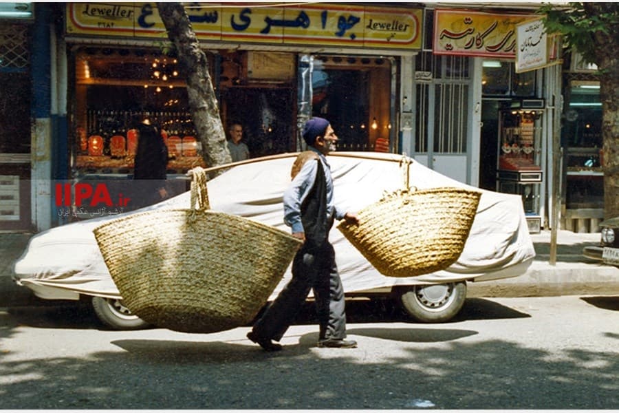 خیابانی در تهران - سال ۱۳۷۷